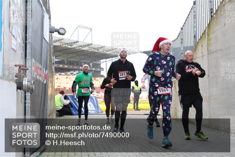 08.12.2024 - St. Pauli X-Mass-Run No. 14 H.Heesch http://msf.ph/oto/7490000 08.12.2024 10:04:19 Ziel 624, 1565, 1678, 2219, 2819, 2948, 2955, 3071, 3082, 3169, 3179, 3180, 815, 1565, 1788, 1870, 2819, 2933, 3071 meine-sportfotos.de