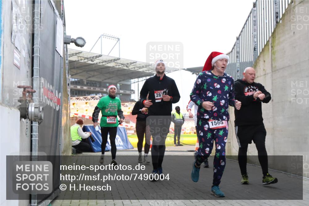 08.12.2024 - St. Pauli X-Mass-Run No. 14 H.Heesch http://msf.ph/oto/7490004 08.12.2024 10:04:19 Ziel 624, 1565, 1678, 2219, 2819, 2948, 2955, 3071, 3082, 3169, 3179, 3180, 815, 1565, 1788, 1870, 2819, 2933, 3071 meine-sportfotos.de