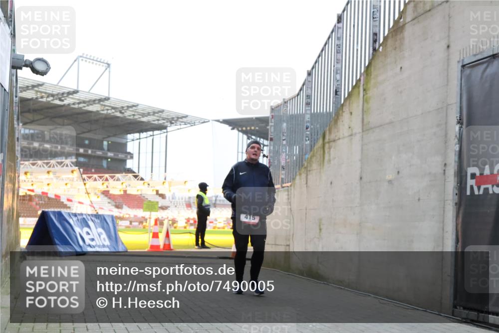 08.12.2024 - St. Pauli X-Mass-Run No. 14 H.Heesch http://msf.ph/oto/7490005 08.12.2024 09:56:18 Ziel 438, 1946, 2911, 3094, 415 meine-sportfotos.de