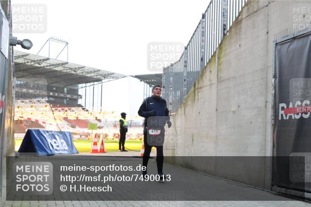 08.12.2024 - St. Pauli X-Mass-Run No. 14 H.Heesch http://msf.ph/oto/7490013 08.12.2024 09:56:18 Ziel 438, 1946, 2911, 3094, 415 meine-sportfotos.de