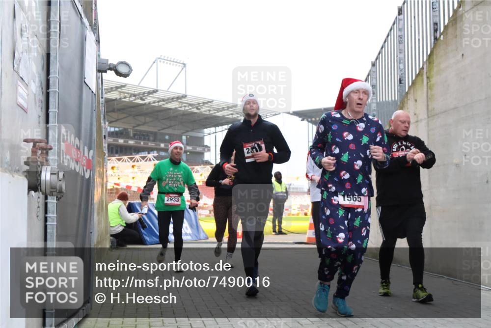 08.12.2024 - St. Pauli X-Mass-Run No. 14 H.Heesch http://msf.ph/oto/7490016 08.12.2024 10:04:20 Ziel 624, 1565, 1678, 2219, 2819, 2948, 2955, 3071, 3082, 3169, 3179, 3180, 815, 1565, 1788, 1870, 2819, 2933, 3071 meine-sportfotos.de