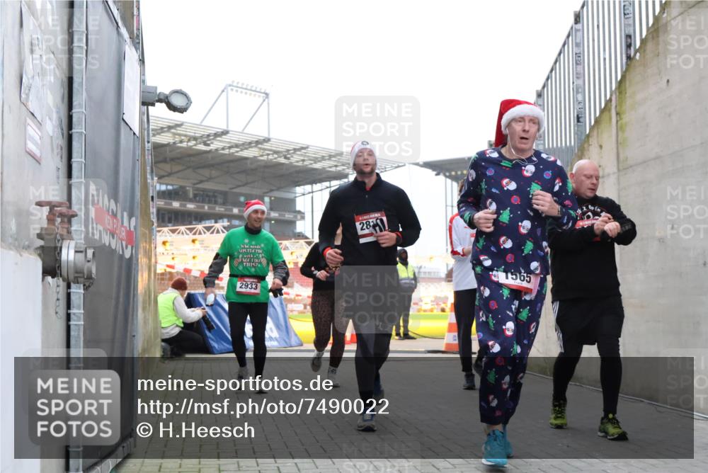08.12.2024 - St. Pauli X-Mass-Run No. 14 H.Heesch http://msf.ph/oto/7490022 08.12.2024 10:04:20 Ziel 624, 1565, 1678, 2219, 2819, 2948, 2955, 3071, 3082, 3169, 3179, 3180, 815, 1565, 1788, 1870, 2819, 2933, 3071 meine-sportfotos.de