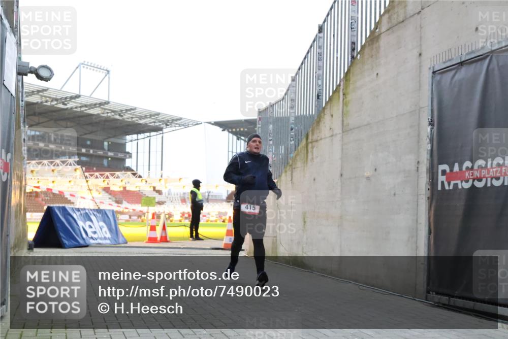 08.12.2024 - St. Pauli X-Mass-Run No. 14 H.Heesch http://msf.ph/oto/7490023 08.12.2024 09:56:18 Ziel 438, 1946, 2911, 3094, 415 meine-sportfotos.de