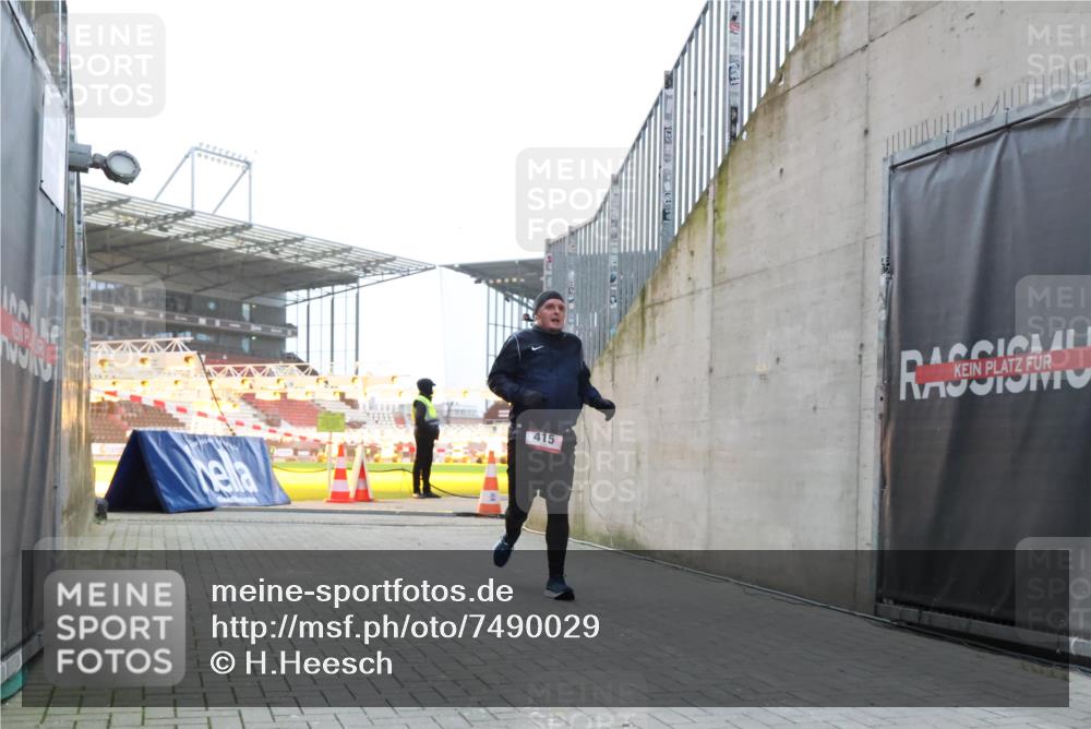 08.12.2024 - St. Pauli X-Mass-Run No. 14 H.Heesch http://msf.ph/oto/7490029 08.12.2024 09:56:18 Ziel 438, 1946, 2911, 3094, 415 meine-sportfotos.de