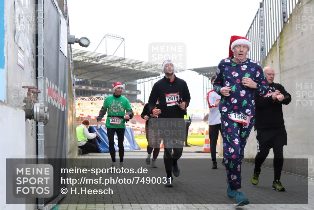 08.12.2024 - St. Pauli X-Mass-Run No. 14 H.Heesch http://msf.ph/oto/7490031 08.12.2024 10:04:20 Ziel 624, 1565, 1678, 2219, 2819, 2948, 2955, 3071, 3082, 3169, 3179, 3180, 815, 1565, 1788, 1870, 2819, 2933, 3071 meine-sportfotos.de