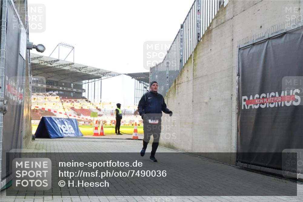 08.12.2024 - St. Pauli X-Mass-Run No. 14 H.Heesch http://msf.ph/oto/7490036 08.12.2024 09:56:18 Ziel 438, 1946, 2911, 3094, 415 meine-sportfotos.de