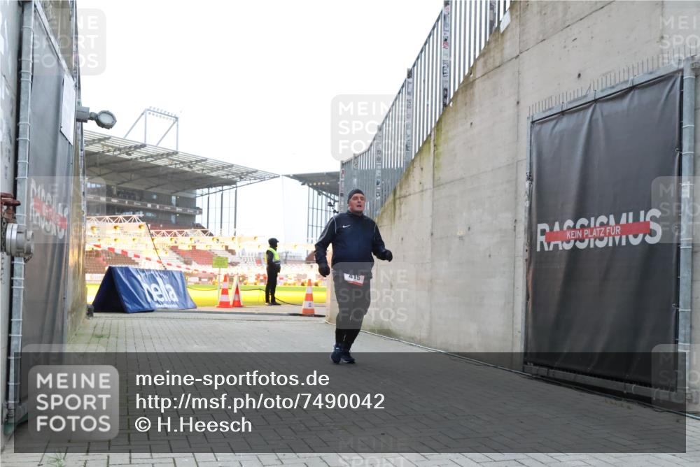 08.12.2024 - St. Pauli X-Mass-Run No. 14 H.Heesch http://msf.ph/oto/7490042 08.12.2024 09:56:18 Ziel 438, 1946, 2911, 3094, 415 meine-sportfotos.de