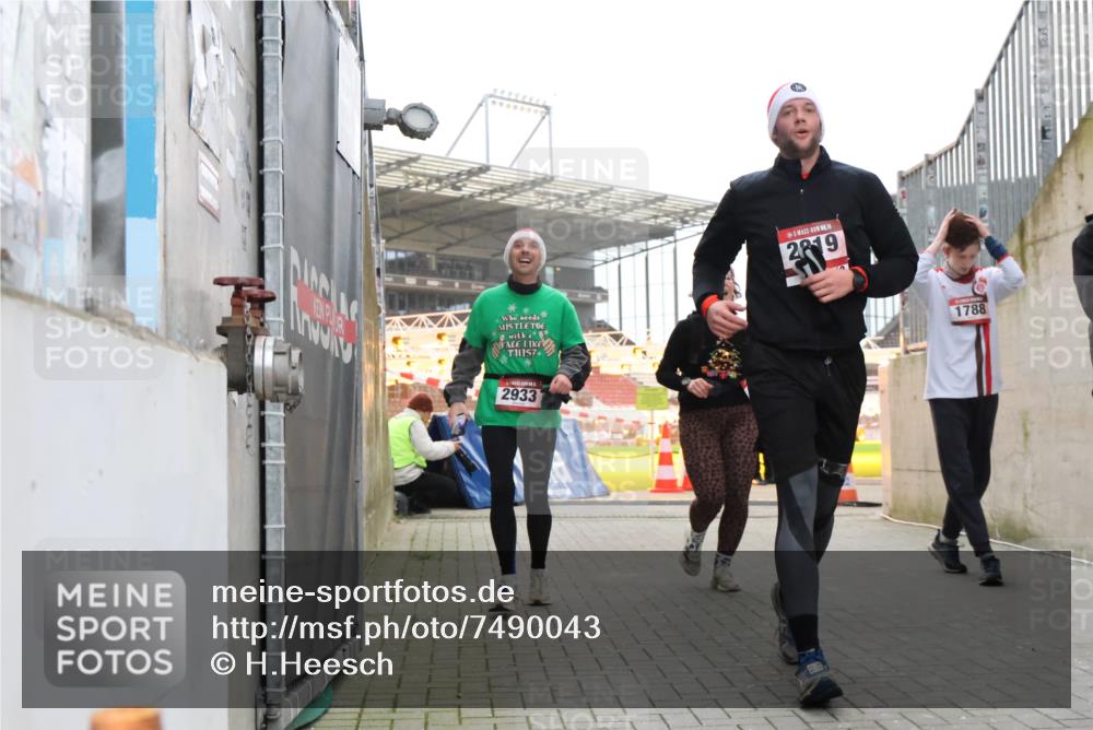 08.12.2024 - St. Pauli X-Mass-Run No. 14 H.Heesch http://msf.ph/oto/7490043 08.12.2024 10:04:20 Ziel 624, 1565, 1678, 2219, 2819, 2948, 2955, 3071, 3082, 3169, 3179, 3180, 815, 1565, 1788, 1870, 2819, 2933, 3071 meine-sportfotos.de