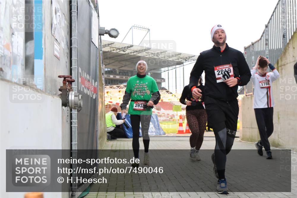 08.12.2024 - St. Pauli X-Mass-Run No. 14 H.Heesch http://msf.ph/oto/7490046 08.12.2024 10:04:20 Ziel 624, 1565, 1678, 2219, 2819, 2948, 2955, 3071, 3082, 3169, 3179, 3180, 815, 1565, 1788, 1870, 2819, 2933, 3071 meine-sportfotos.de