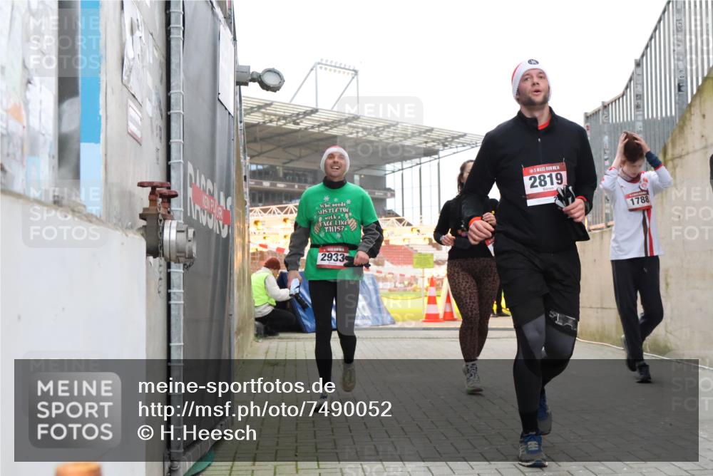 08.12.2024 - St. Pauli X-Mass-Run No. 14 H.Heesch http://msf.ph/oto/7490052 08.12.2024 10:04:21 Ziel 1565, 1678, 1788, 2219, 2819, 2933, 2948, 2955, 3071, 3082, 3169, 3179, 3180, 815, 1565, 1788, 1870, 2819, 2933 meine-sportfotos.de
