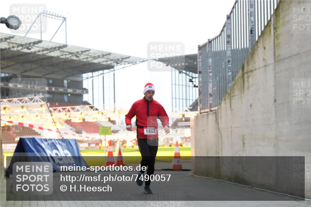 08.12.2024 - St. Pauli X-Mass-Run No. 14 H.Heesch http://msf.ph/oto/7490057 08.12.2024 09:56:25 Ziel 415, 438, 1852, 3261 meine-sportfotos.de