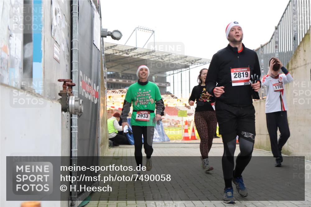 08.12.2024 - St. Pauli X-Mass-Run No. 14 H.Heesch http://msf.ph/oto/7490058 08.12.2024 10:04:21 Ziel 1565, 1678, 1788, 2219, 2819, 2933, 2948, 2955, 3071, 3082, 3169, 3179, 3180, 815, 1565, 1788, 1870, 2819, 2933 meine-sportfotos.de