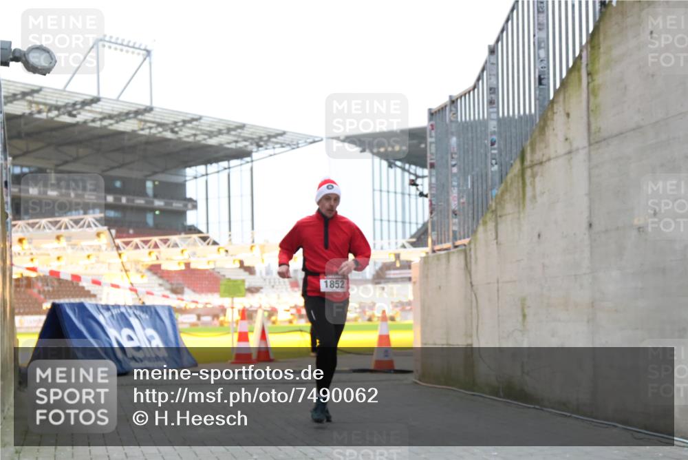 08.12.2024 - St. Pauli X-Mass-Run No. 14 H.Heesch http://msf.ph/oto/7490062 08.12.2024 09:56:26 Ziel 415, 438, 1852, 3261 meine-sportfotos.de