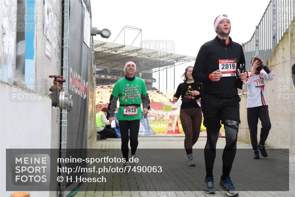 08.12.2024 - St. Pauli X-Mass-Run No. 14 H.Heesch http://msf.ph/oto/7490063 08.12.2024 10:04:21 Ziel 1565, 1678, 1788, 2219, 2819, 2933, 2948, 2955, 3071, 3082, 3169, 3179, 3180, 815, 1565, 1788, 1870, 2819, 2933 meine-sportfotos.de