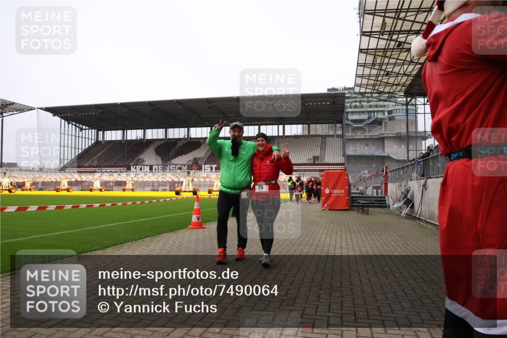08.12.2024 - St. Pauli X-Mass-Run No. 14 Yannick Fuchs http://msf.ph/oto/7490064 08.12.2024 10:40:37 Ziel 75, 304, 334, 482, 538, 600, 728, 736, 967, 1305, 1308, 1494, 1764, 1766, 2533, 2537, 2543, 2560, 2569, 2599, 2647 meine-sportfotos.de