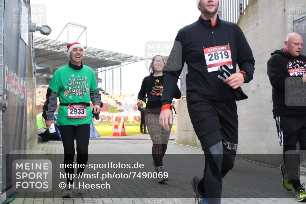 08.12.2024 - St. Pauli X-Mass-Run No. 14 H.Heesch http://msf.ph/oto/7490069 08.12.2024 10:04:21 Ziel 1565, 1678, 1788, 2219, 2819, 2933, 2948, 2955, 3071, 3082, 3169, 3179, 3180, 815, 1565, 1788, 1870, 2819, 2933 meine-sportfotos.de