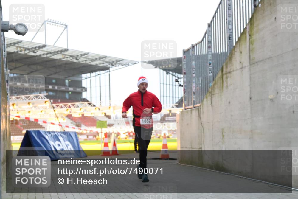 08.12.2024 - St. Pauli X-Mass-Run No. 14 H.Heesch http://msf.ph/oto/7490071 08.12.2024 09:56:26 Ziel 415, 438, 1852, 3261 meine-sportfotos.de