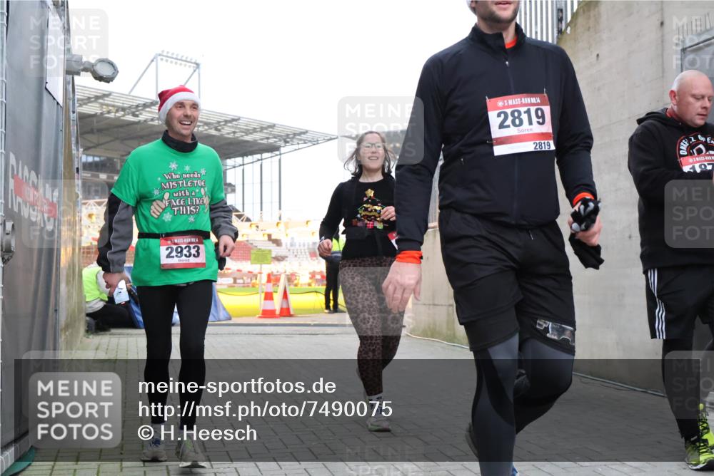 08.12.2024 - St. Pauli X-Mass-Run No. 14 H.Heesch http://msf.ph/oto/7490075 08.12.2024 10:04:21 Ziel 1565, 1678, 1788, 2219, 2819, 2933, 2948, 2955, 3071, 3082, 3169, 3179, 3180, 815, 1565, 1788, 1870, 2819, 2933 meine-sportfotos.de