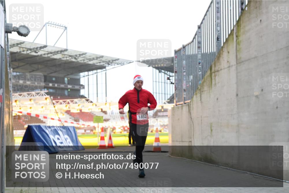 08.12.2024 - St. Pauli X-Mass-Run No. 14 H.Heesch http://msf.ph/oto/7490077 08.12.2024 09:56:26 Ziel 415, 438, 1852, 3261 meine-sportfotos.de
