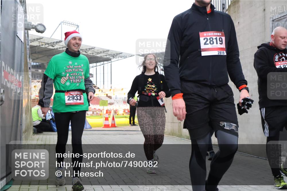 08.12.2024 - St. Pauli X-Mass-Run No. 14 H.Heesch http://msf.ph/oto/7490082 08.12.2024 10:04:21 Ziel 1565, 1678, 1788, 2219, 2819, 2933, 2948, 2955, 3071, 3082, 3169, 3179, 3180, 815, 1565, 1788, 1870, 2819, 2933 meine-sportfotos.de