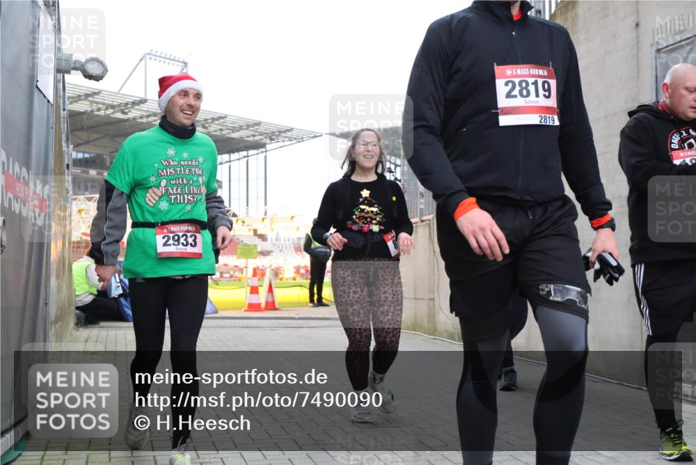 08.12.2024 - St. Pauli X-Mass-Run No. 14 H.Heesch http://msf.ph/oto/7490090 08.12.2024 10:04:22 Ziel 1565, 1788, 1870, 2219, 2819, 2933, 2948, 2955, 3071, 3082, 3169, 3179, 3180, 815, 1788, 1870, 2933 meine-sportfotos.de