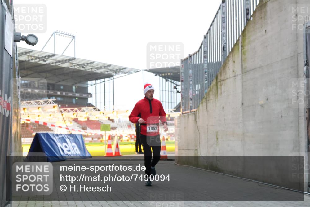08.12.2024 - St. Pauli X-Mass-Run No. 14 H.Heesch http://msf.ph/oto/7490094 08.12.2024 09:56:26 Ziel 415, 438, 1852, 3261 meine-sportfotos.de