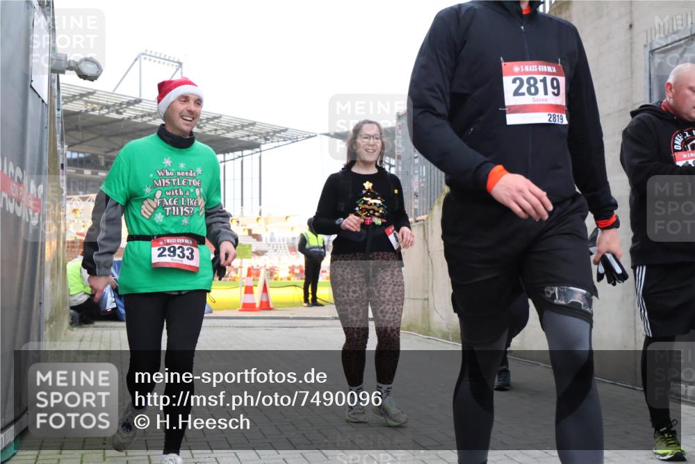 08.12.2024 - St. Pauli X-Mass-Run No. 14 H.Heesch http://msf.ph/oto/7490096 08.12.2024 10:04:22 Ziel 1565, 1788, 1870, 2219, 2819, 2933, 2948, 2955, 3071, 3082, 3169, 3179, 3180, 815, 1788, 1870, 2933 meine-sportfotos.de
