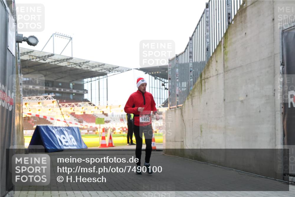 08.12.2024 - St. Pauli X-Mass-Run No. 14 H.Heesch http://msf.ph/oto/7490100 08.12.2024 09:56:26 Ziel 415, 438, 1852, 3261 meine-sportfotos.de