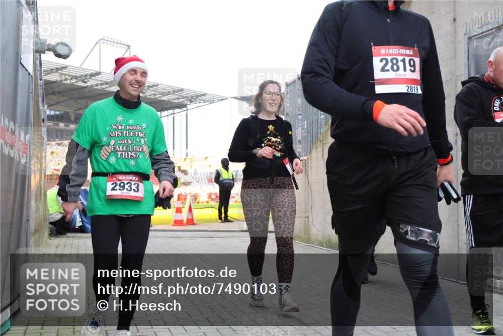 08.12.2024 - St. Pauli X-Mass-Run No. 14 H.Heesch http://msf.ph/oto/7490103 08.12.2024 10:04:22 Ziel 1565, 1788, 1870, 2219, 2819, 2933, 2948, 2955, 3071, 3082, 3169, 3179, 3180, 815, 1788, 1870, 2933 meine-sportfotos.de