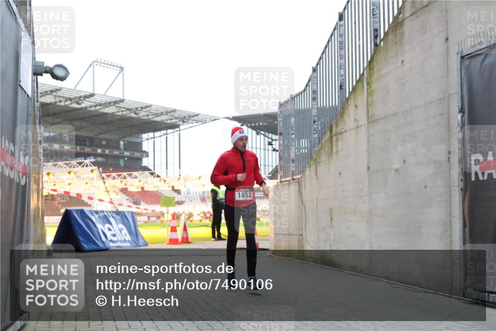 08.12.2024 - St. Pauli X-Mass-Run No. 14 H.Heesch http://msf.ph/oto/7490106 08.12.2024 09:56:26 Ziel 415, 438, 1852, 3261 meine-sportfotos.de