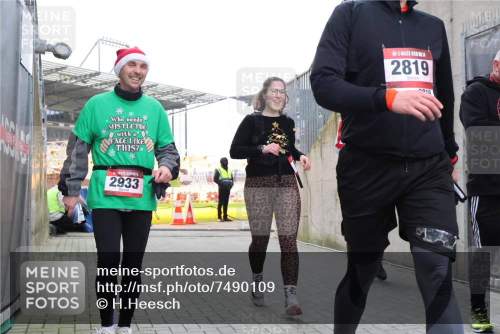 08.12.2024 - St. Pauli X-Mass-Run No. 14 H.Heesch http://msf.ph/oto/7490109 08.12.2024 10:04:22 Ziel 1565, 1788, 1870, 2219, 2819, 2933, 2948, 2955, 3071, 3082, 3169, 3179, 3180, 815, 1788, 1870, 2933 meine-sportfotos.de