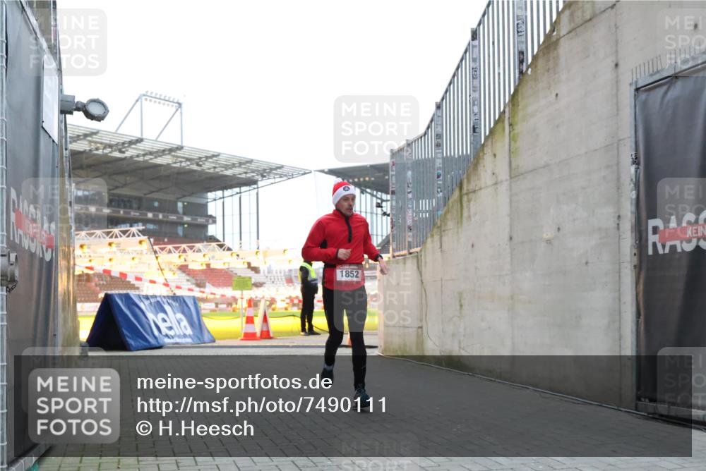 08.12.2024 - St. Pauli X-Mass-Run No. 14 H.Heesch http://msf.ph/oto/7490111 08.12.2024 09:56:26 Ziel 415, 438, 1852, 3261 meine-sportfotos.de