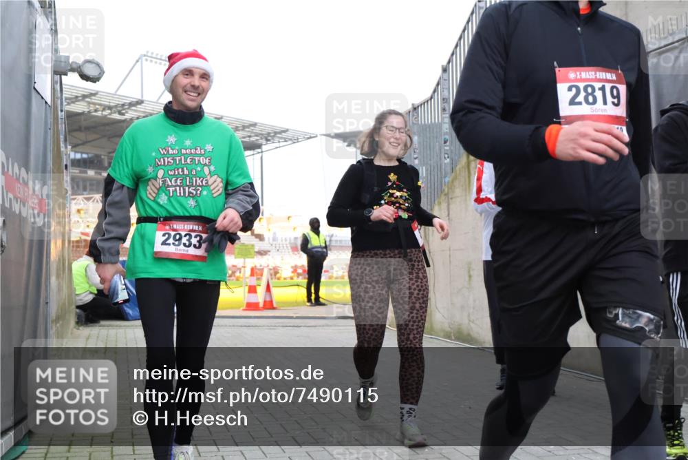 08.12.2024 - St. Pauli X-Mass-Run No. 14 H.Heesch http://msf.ph/oto/7490115 08.12.2024 10:04:22 Ziel 1565, 1788, 1870, 2219, 2819, 2933, 2948, 2955, 3071, 3082, 3169, 3179, 3180, 815, 1788, 1870, 2933 meine-sportfotos.de