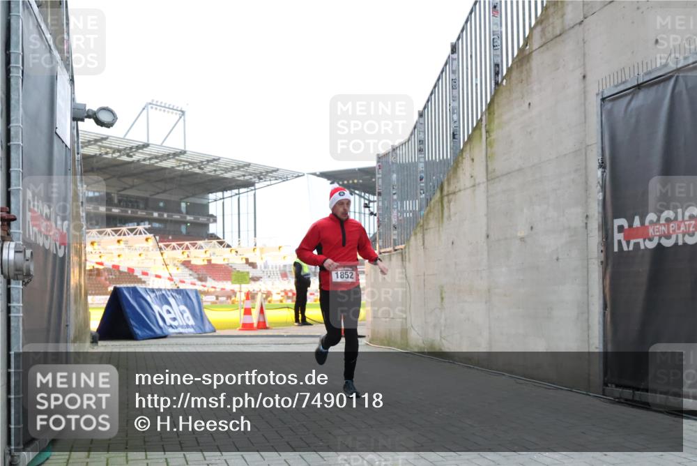08.12.2024 - St. Pauli X-Mass-Run No. 14 H.Heesch http://msf.ph/oto/7490118 08.12.2024 09:56:26 Ziel 415, 438, 1852, 3261 meine-sportfotos.de