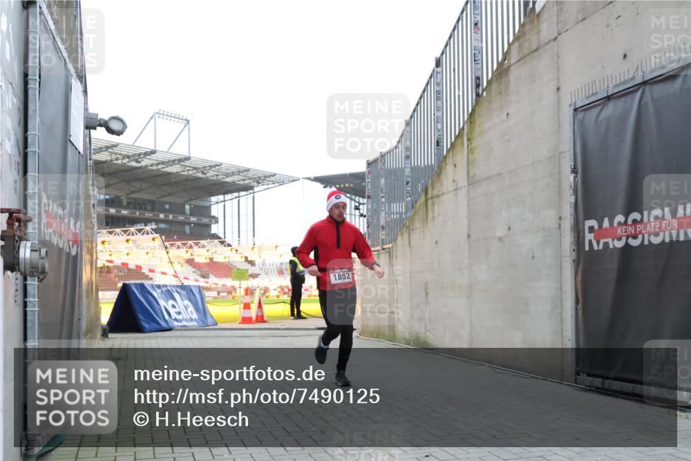 08.12.2024 - St. Pauli X-Mass-Run No. 14 H.Heesch http://msf.ph/oto/7490125 08.12.2024 09:56:26 Ziel 415, 438, 1852, 3261 meine-sportfotos.de