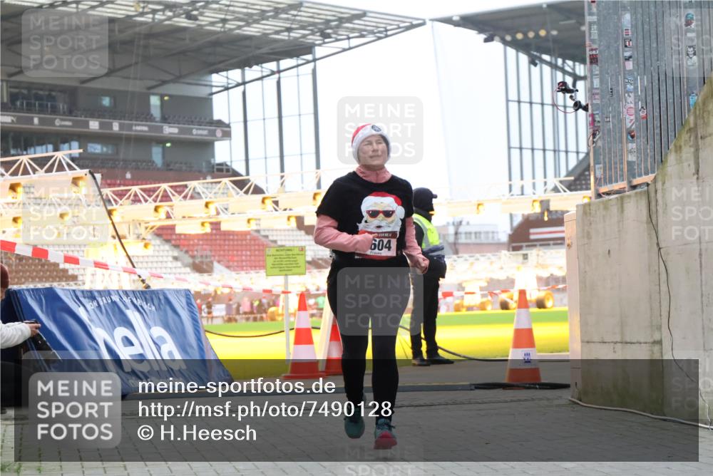 08.12.2024 - St. Pauli X-Mass-Run No. 14 H.Heesch http://msf.ph/oto/7490128 08.12.2024 10:04:31 Ziel 815, 1565, 1788, 1870, 2819, 2933, 3071, 1421, 2604 meine-sportfotos.de