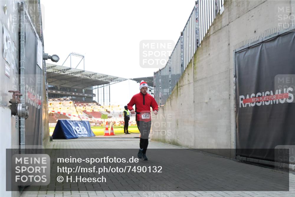08.12.2024 - St. Pauli X-Mass-Run No. 14 H.Heesch http://msf.ph/oto/7490132 08.12.2024 09:56:26 Ziel 415, 438, 1852, 3261 meine-sportfotos.de