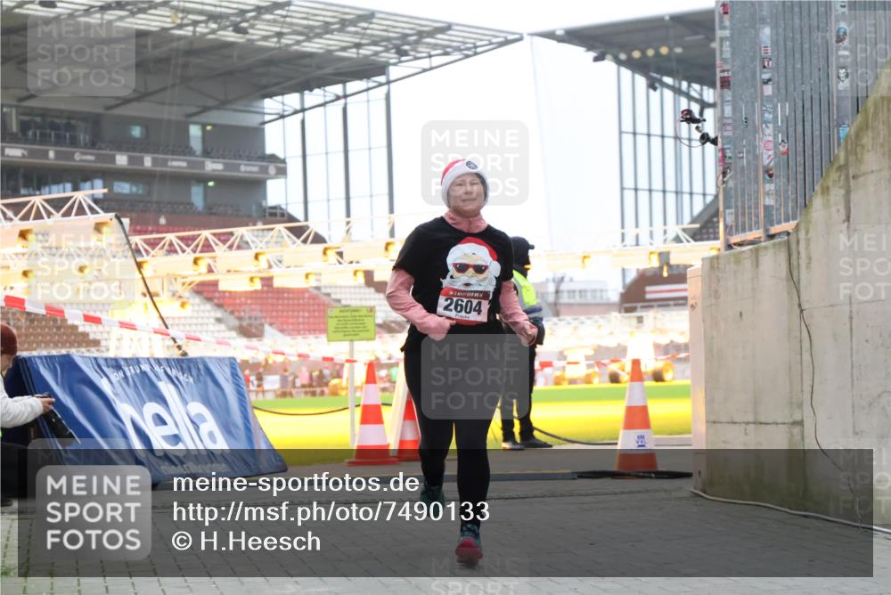 08.12.2024 - St. Pauli X-Mass-Run No. 14 H.Heesch http://msf.ph/oto/7490133 08.12.2024 10:04:31 Ziel 815, 1565, 1788, 1870, 2819, 2933, 3071, 1421, 2604 meine-sportfotos.de