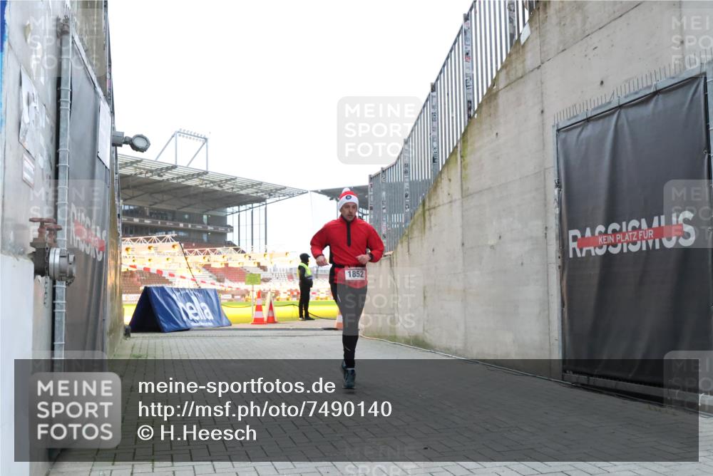 08.12.2024 - St. Pauli X-Mass-Run No. 14 H.Heesch http://msf.ph/oto/7490140 08.12.2024 09:56:26 Ziel 415, 438, 1852, 3261 meine-sportfotos.de