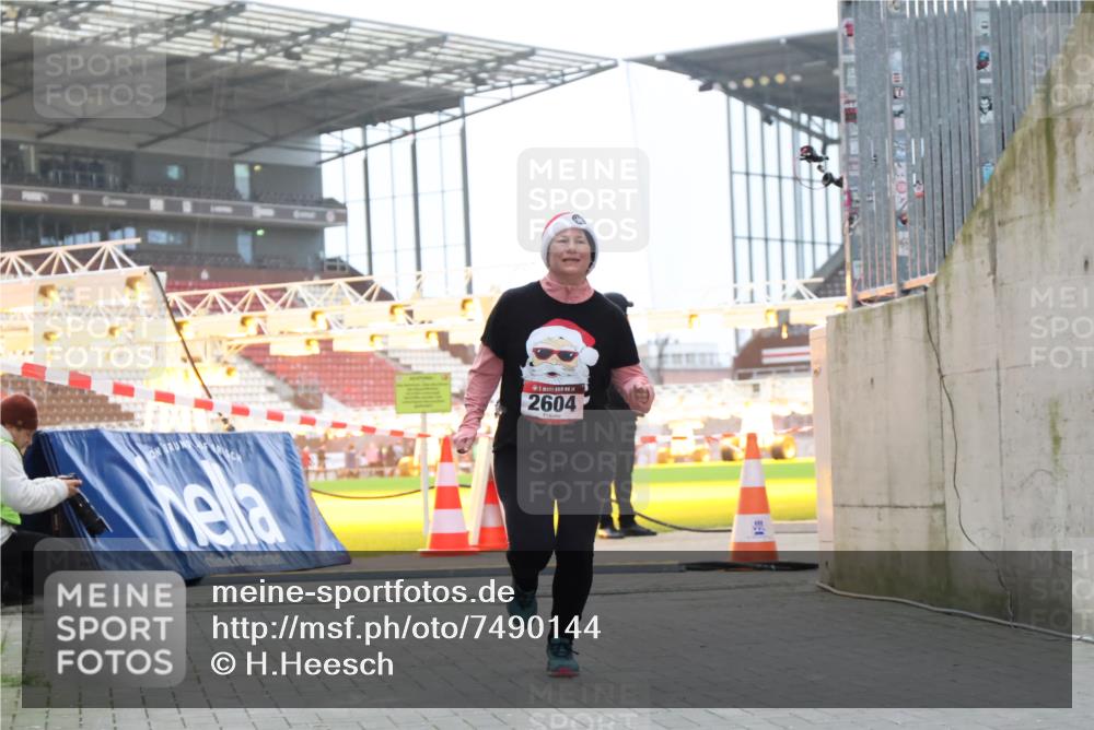 08.12.2024 - St. Pauli X-Mass-Run No. 14 H.Heesch http://msf.ph/oto/7490144 08.12.2024 10:04:31 Ziel 815, 1565, 1788, 1870, 2819, 2933, 3071, 1421, 2604 meine-sportfotos.de