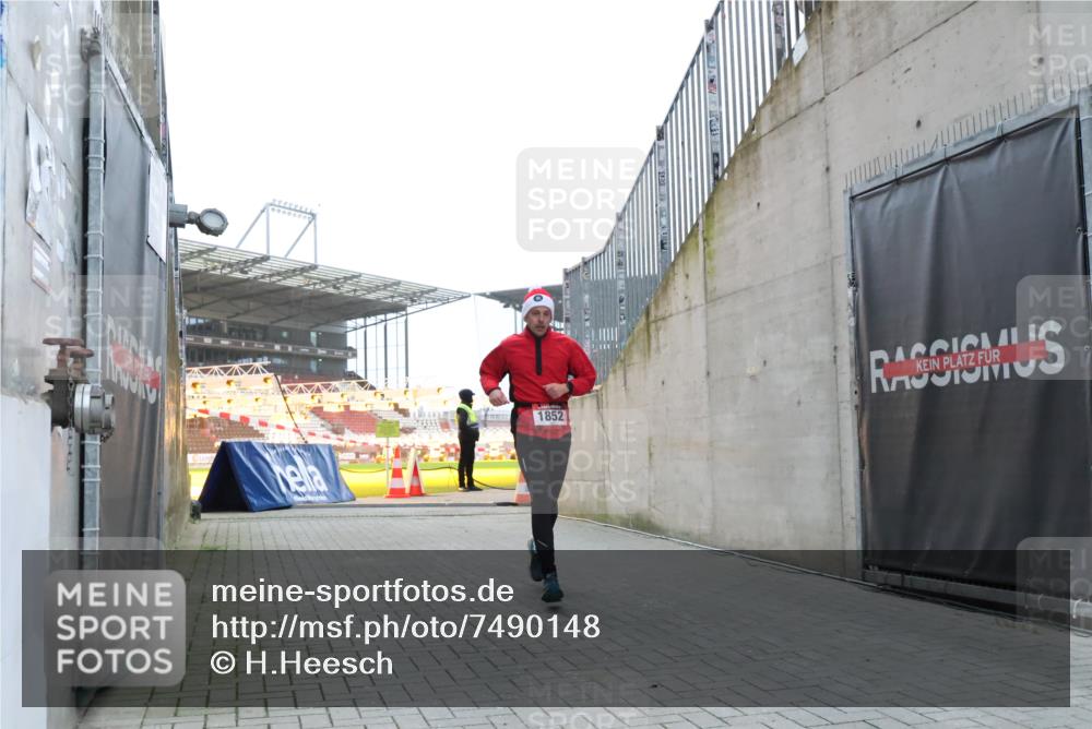 08.12.2024 - St. Pauli X-Mass-Run No. 14 H.Heesch http://msf.ph/oto/7490148 08.12.2024 09:56:26 Ziel 415, 438, 1852, 3261 meine-sportfotos.de