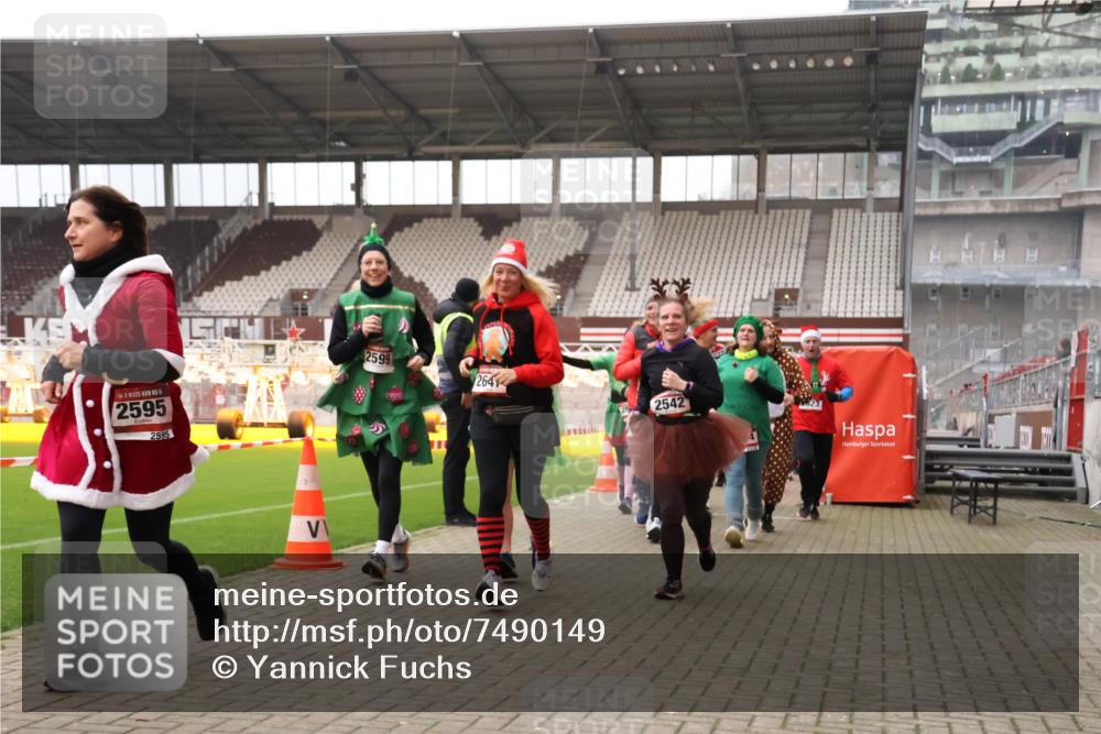 08.12.2024 - St. Pauli X-Mass-Run No. 14 Yannick Fuchs http://msf.ph/oto/7490149 08.12.2024 10:40:44 Ziel 61, 75, 334, 528, 538, 600, 1117, 1305, 1308, 1621, 1623, 1699, 2534, 2537, 2541, 2542, 2543, 2560, 2569, 2595, 2596, 2598, 2599, 2623, 2647, 3225 meine-sportfotos.de