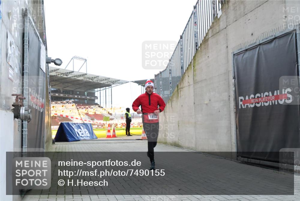 08.12.2024 - St. Pauli X-Mass-Run No. 14 H.Heesch http://msf.ph/oto/7490155 08.12.2024 09:56:26 Ziel 415, 438, 1852, 3261 meine-sportfotos.de