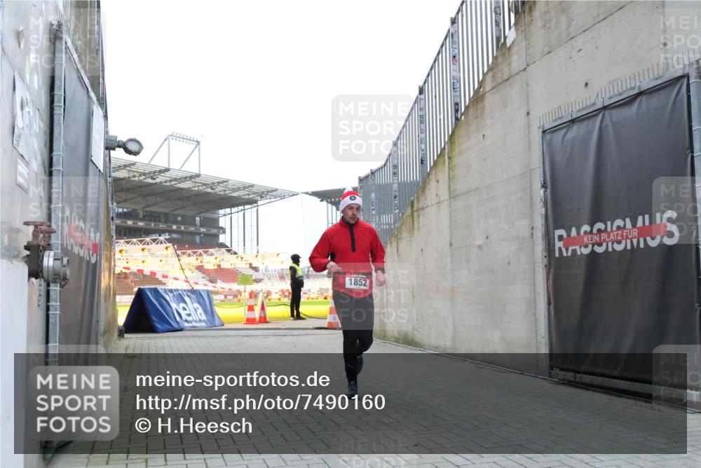 08.12.2024 - St. Pauli X-Mass-Run No. 14 H.Heesch http://msf.ph/oto/7490160 08.12.2024 09:56:26 Ziel 415, 438, 1852, 3261 meine-sportfotos.de