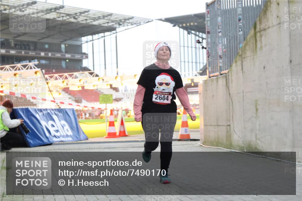 08.12.2024 - St. Pauli X-Mass-Run No. 14 H.Heesch http://msf.ph/oto/7490170 08.12.2024 10:04:32 Ziel 815, 1565, 1788, 1870, 2604, 2819, 2933, 3071, 1421, 2604, 3008 meine-sportfotos.de