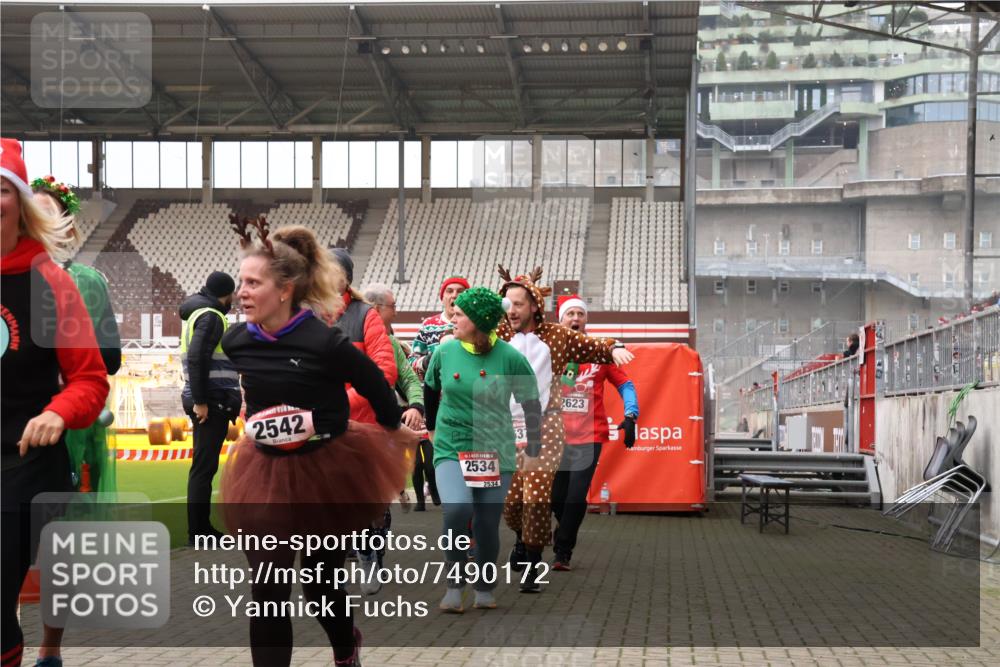 08.12.2024 - St. Pauli X-Mass-Run No. 14 Yannick Fuchs http://msf.ph/oto/7490172 08.12.2024 10:40:46 Ziel 61, 75, 528, 600, 1117, 1305, 1621, 1623, 1699, 1735, 2534, 2537, 2541, 2542, 2543, 2560, 2569, 2595, 2596, 2598, 2599, 2623, 2647, 3225 meine-sportfotos.de