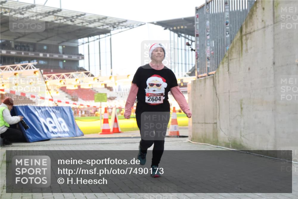 08.12.2024 - St. Pauli X-Mass-Run No. 14 H.Heesch http://msf.ph/oto/7490173 08.12.2024 10:04:32 Ziel 815, 1565, 1788, 1870, 2604, 2819, 2933, 3071, 1421, 2604, 3008 meine-sportfotos.de