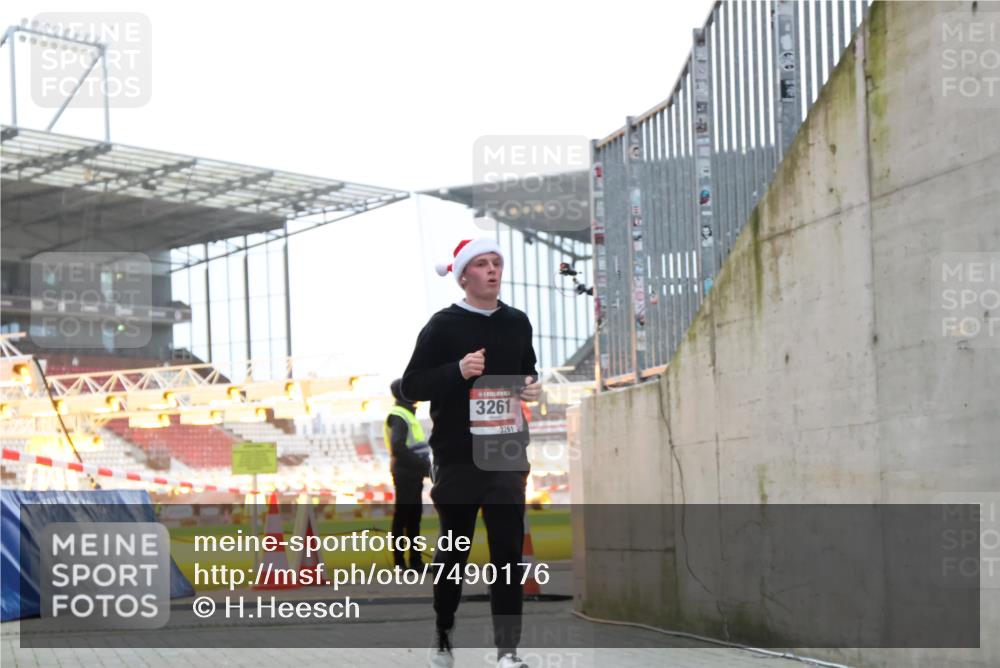 08.12.2024 - St. Pauli X-Mass-Run No. 14 H.Heesch http://msf.ph/oto/7490176 08.12.2024 09:56:32 Ziel 415, 1852, 799, 3256, 3261 meine-sportfotos.de