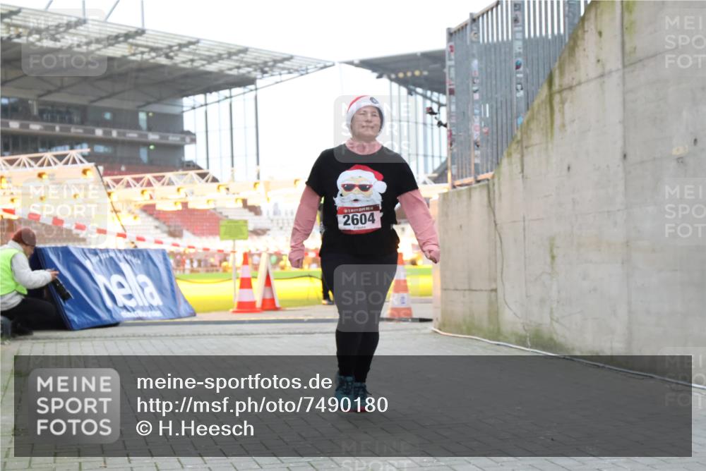 08.12.2024 - St. Pauli X-Mass-Run No. 14 H.Heesch http://msf.ph/oto/7490180 08.12.2024 10:04:32 Ziel 815, 1565, 1788, 1870, 2604, 2819, 2933, 3071, 1421, 2604, 3008 meine-sportfotos.de