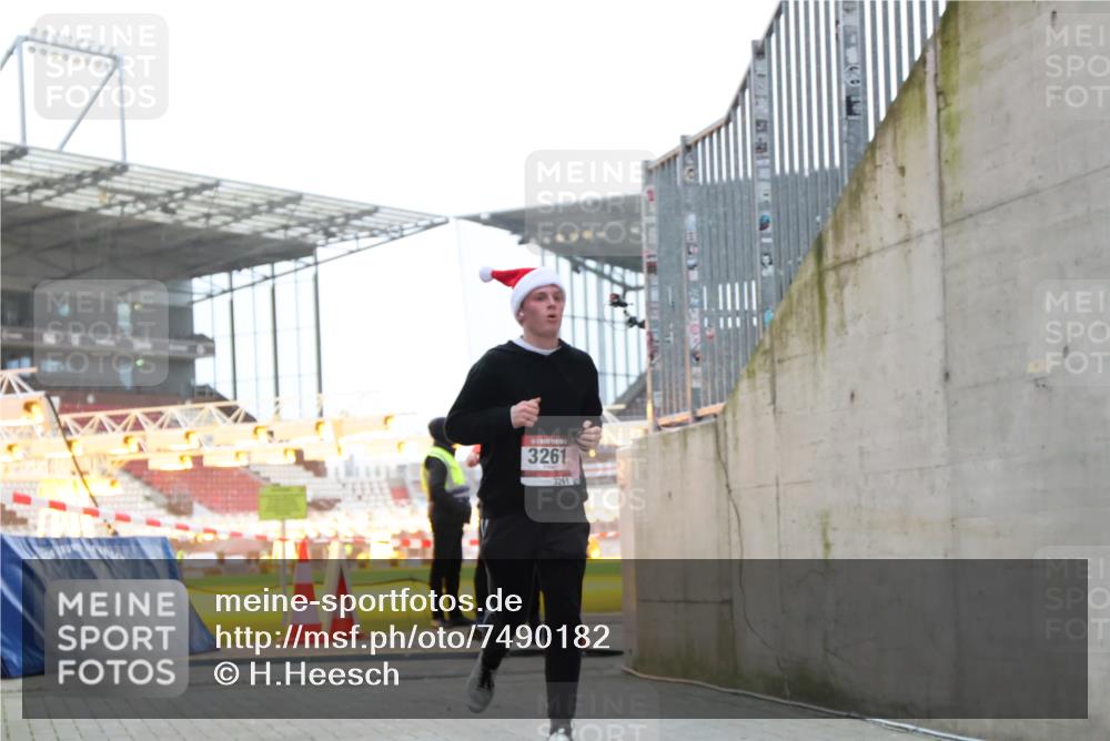 08.12.2024 - St. Pauli X-Mass-Run No. 14 H.Heesch http://msf.ph/oto/7490182 08.12.2024 09:56:32 Ziel 415, 1852, 799, 3256, 3261 meine-sportfotos.de
